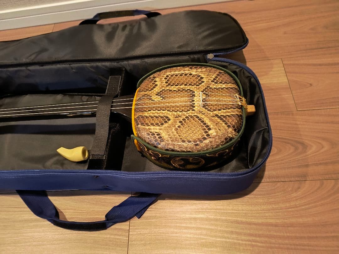 （ほぼ未使用）沖縄 三線 　爪・ケース付き　中古