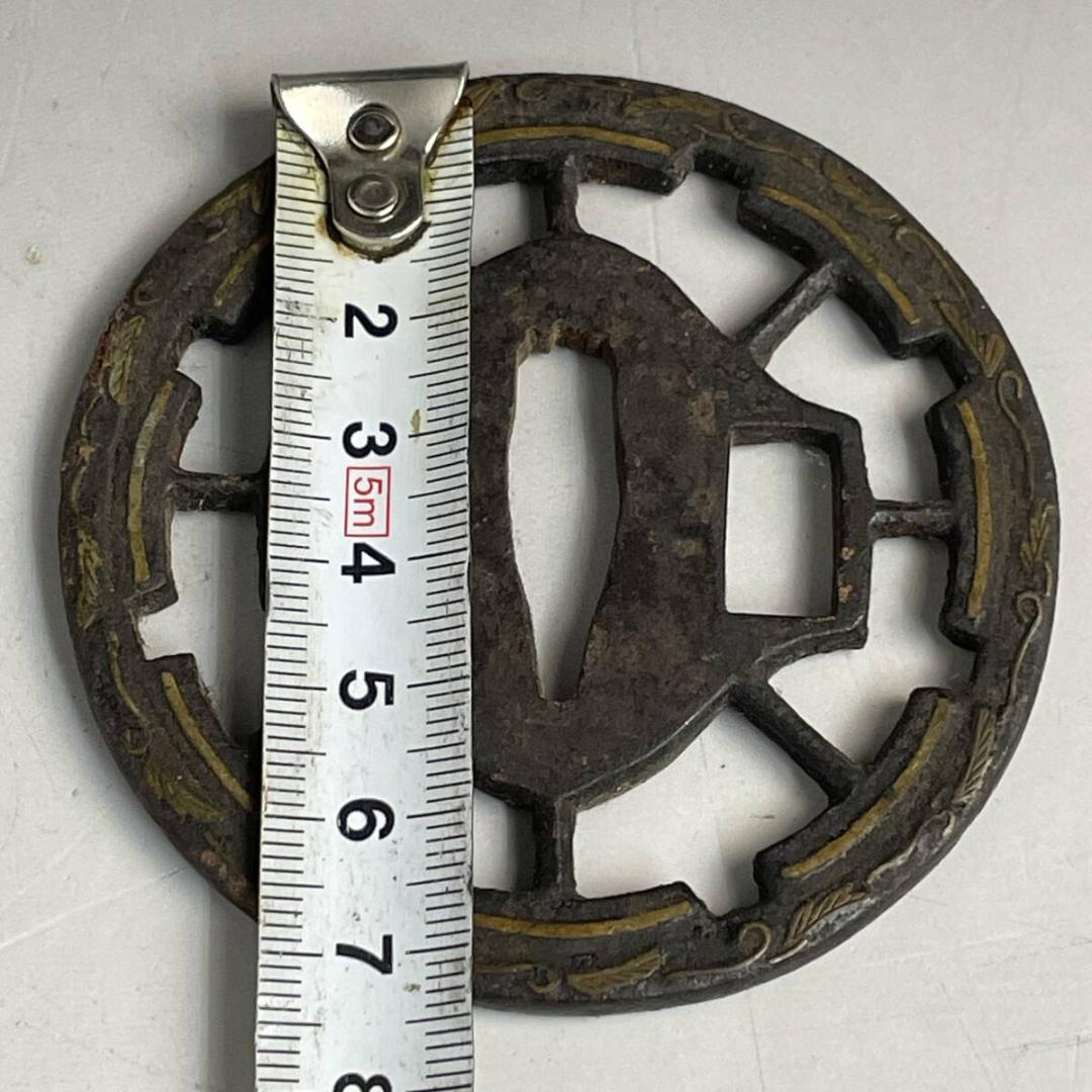 鉄地 透かし彫刻 刀鍔 85g 金工細密彫刻 刀装具 日本刀装具 刀剣
