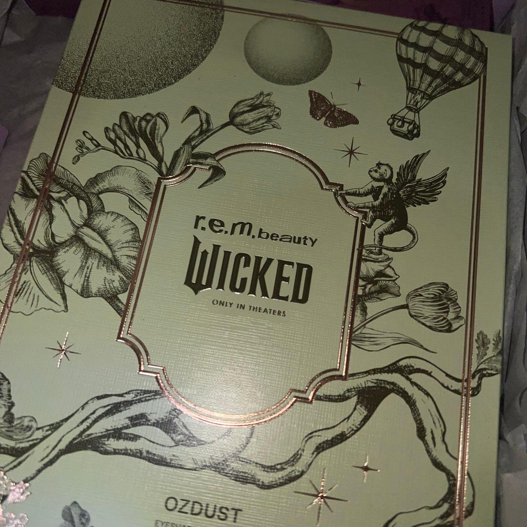 r.e.m.beauty wicked アイシャドウパレット　アリアナグランデ