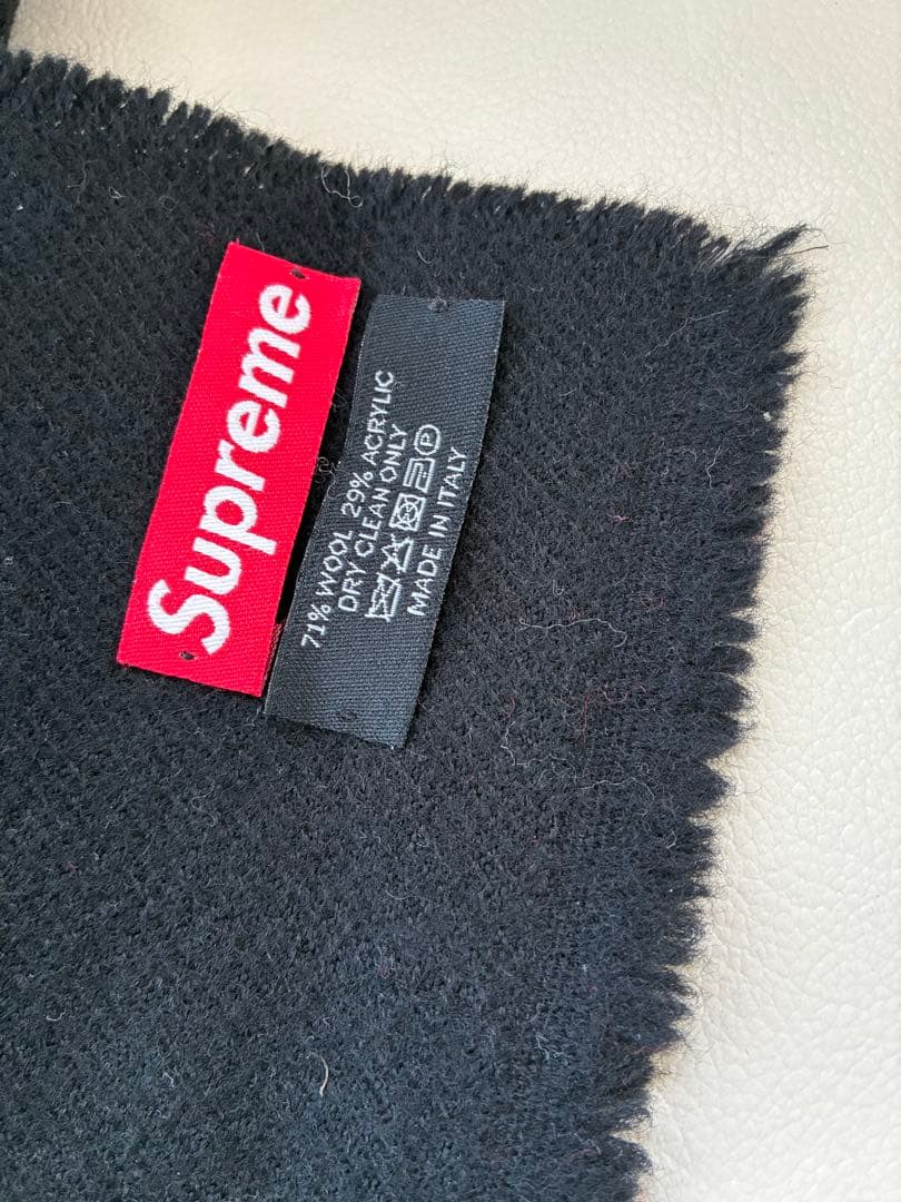 通販ファッション - Supreme ロゴ入りマフラー イタリア製 ブラック/グレー