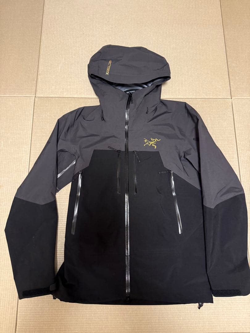 アークテリクス ラッシュGraphite / Blk / Yukon 今期物 M