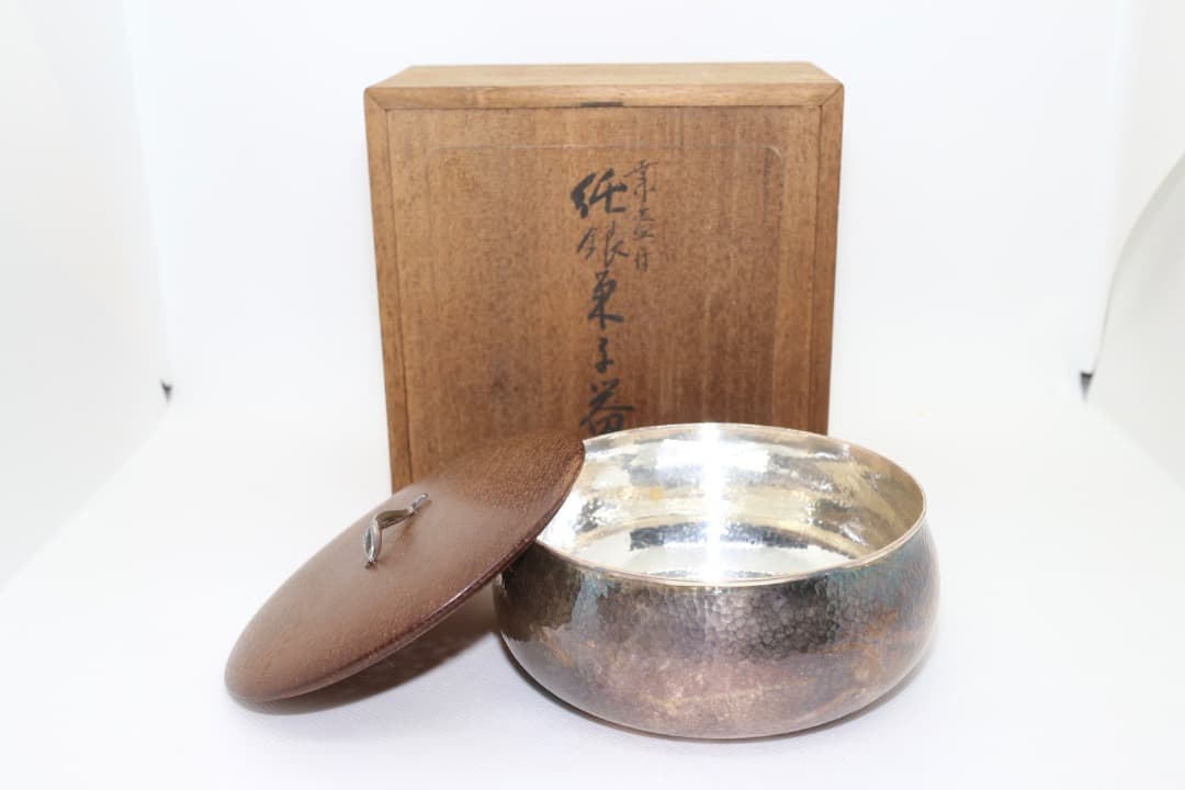 マリ様　純銀 鎚目 蓋付き 菓子器 茶道具 共箱有り 重量約185g Japan Vintage 純銀 尚美堂 ヤンポ 菓子器 茶道具 鎚目骨董 古道具 66g