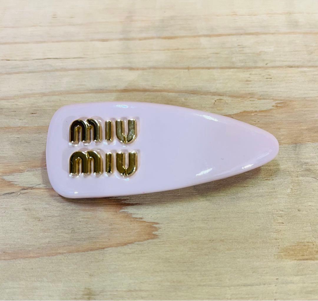 美品 miu miu ミュウミュウ ロゴ ヘアバレッタ ピンク 楽天市場】miumiu(ミュウミュウ) バレッタ ヘアクリップ ピンク ロゴ