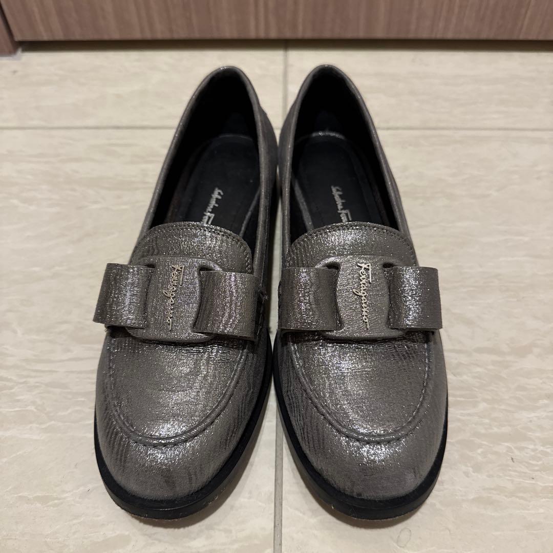 美品レア】Ferragamo モカシン/ローファー リボン シルバー 25.5