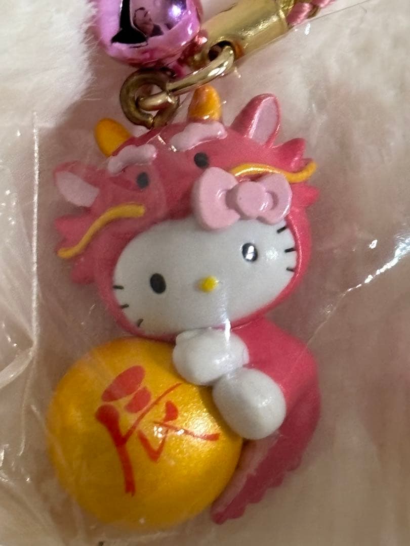 匿名配送】ハローキティ 辰 2011 根付け ストラップ 干支 勾玉 - メルカリ