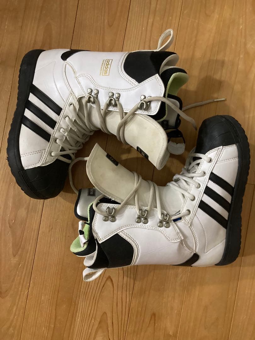 adidasアディダススノーボードブーツスーパースターホワイト/ブラック26cm アディダスの名作スーパースターがスノーボーディング用ブーツに