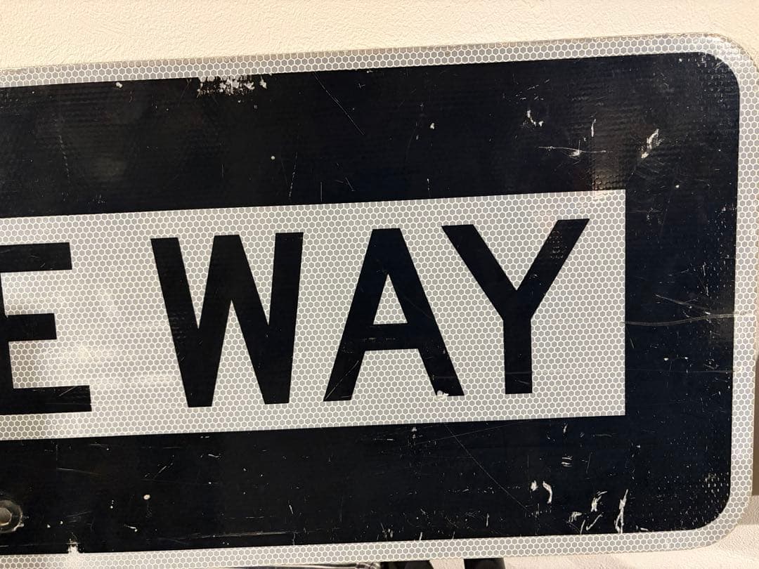 ONE WAY 交通標識 左矢印 アメリカヴィンテージ看板