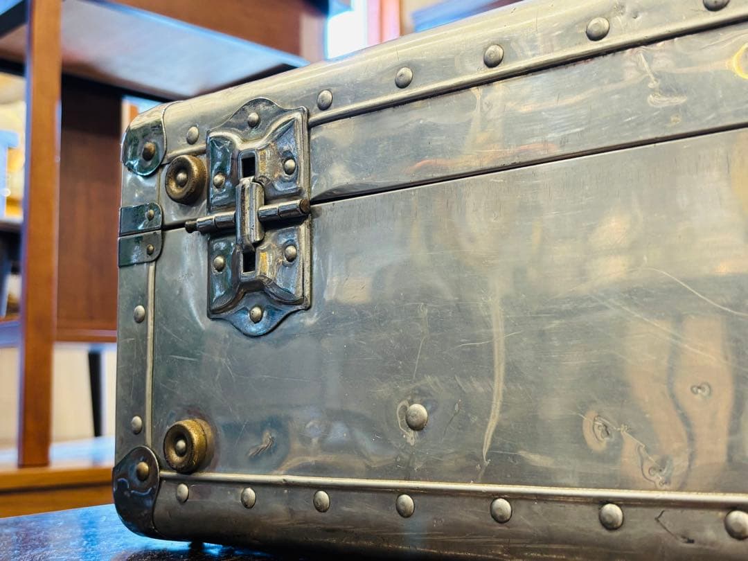 ヴィンテージ トランク 金属製 取手も金属 シルバー アタッシュケース