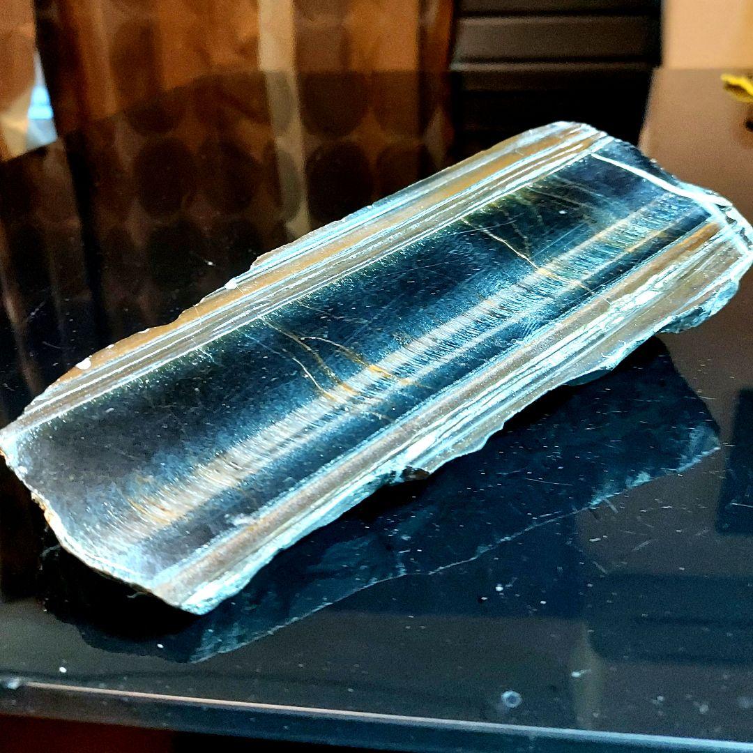 超大きな見事なシラーが浮かぶ青虎黄虎ミックスタイガーアイ原石1面
