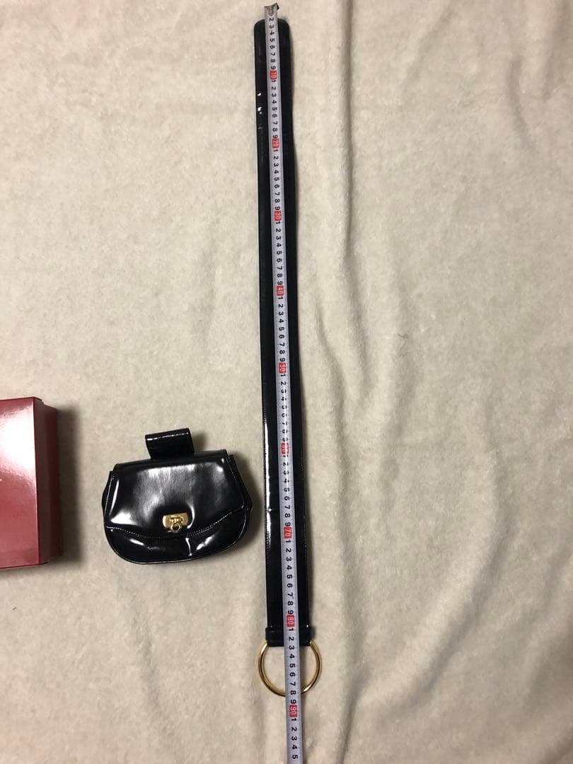 Salvatore ferragamo ガンチー二エナメルウエストポーチ。 Salvatore