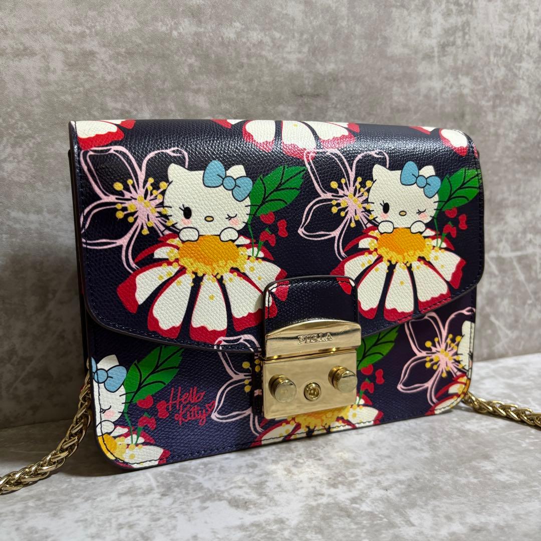 H250 美品✨FURLA フルラ　ショルダーバッグ　キティ　コラボ　チェーン FURLAとキティちゃんがコラボ!?限定コラボアイテムの入荷決定