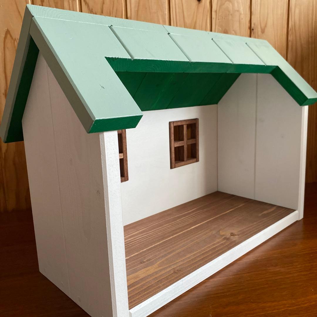 緑屋根の木製ドールハウス (暖炉＆ウッドデッキ付き) ハンドメイド
