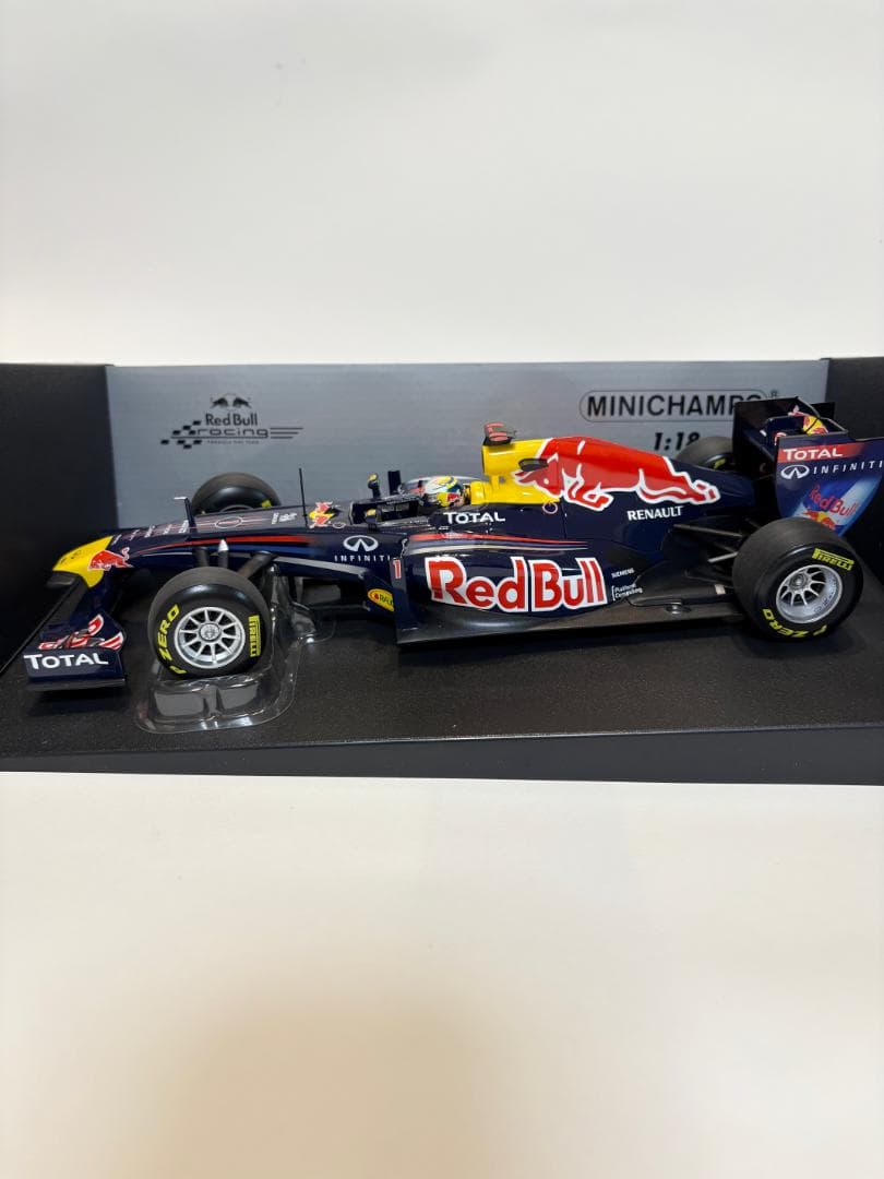 MINICHAMPS 1/18 レッドブルルノー RB7 2011 ベッテル