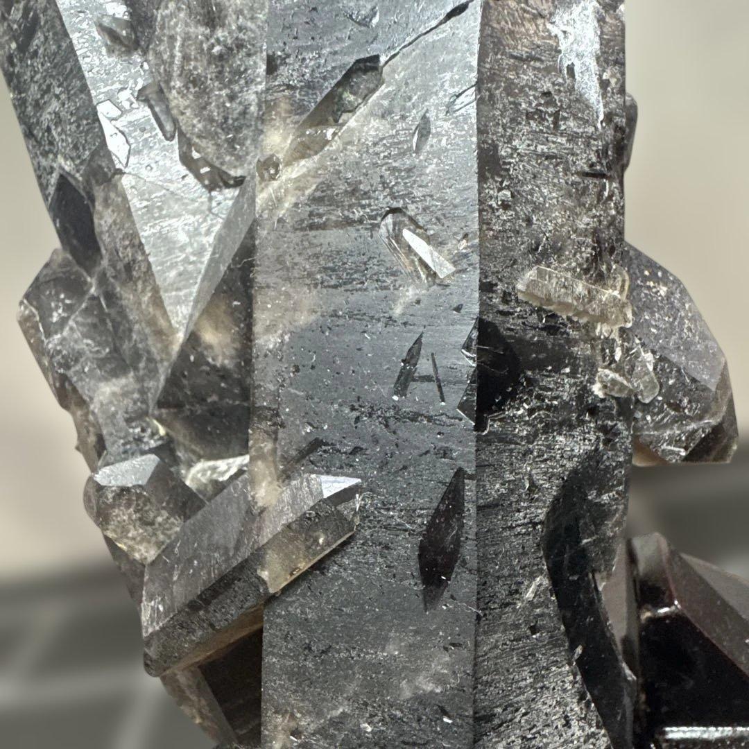 【魔除け】モリオン原石 群晶 台座付 28cm 1.7kg 天然黒水晶