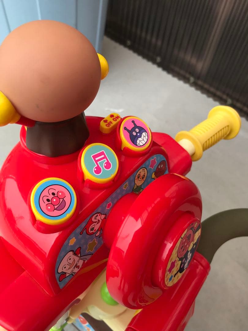 アンパンマン 三輪車 ヘルメット付 音楽ボタン付き 赤