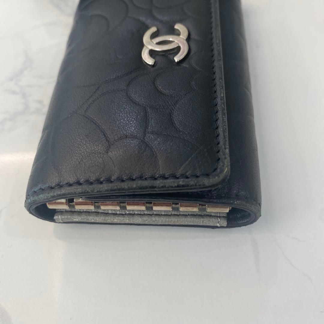 CHANEL ブラックレザー 6連キーケース カメリア 16823557