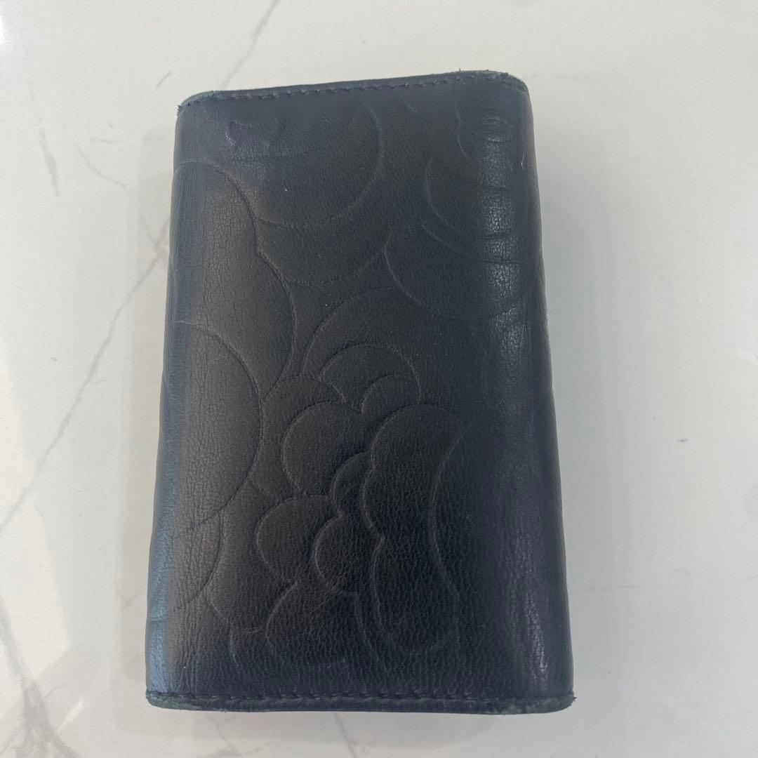 CHANEL ブラックレザー 6連キーケース カメリア 16823557