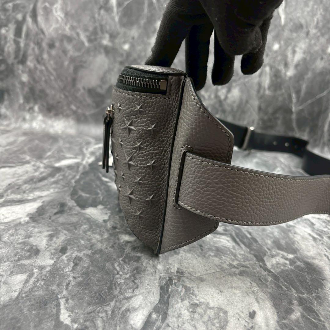 未使用タグ付 JIMMY CHOO ボディバッグ エンボス グレー ななめがけ