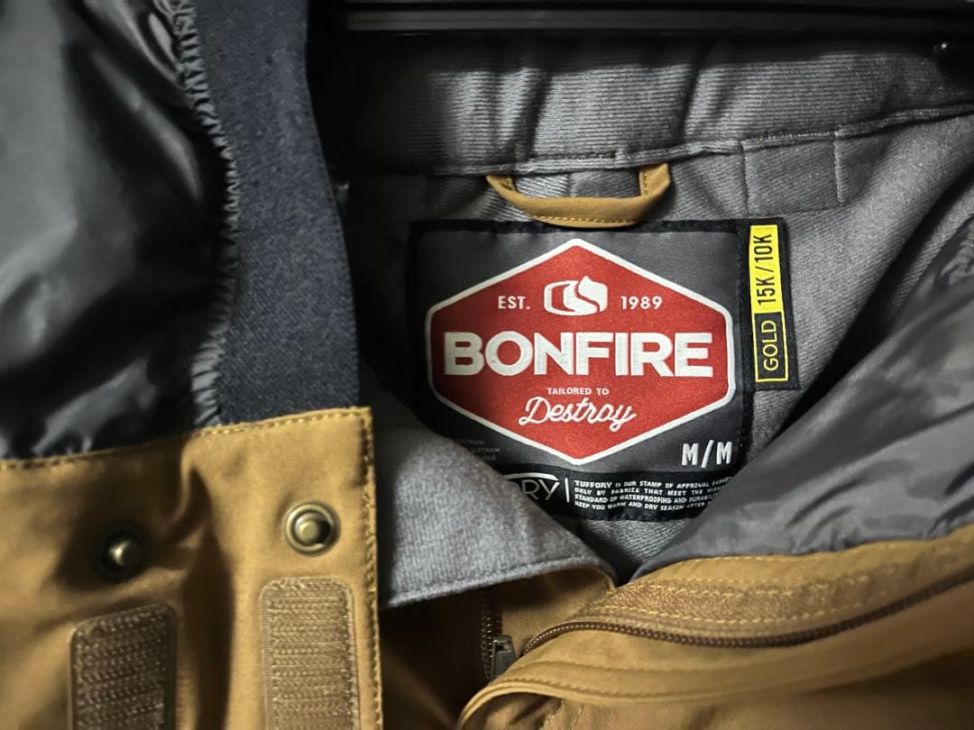 BONFIRE Gold スノーボードウェア Mサイズ - スノーボード安く 買う 方法