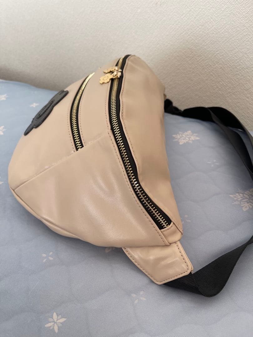 フロントポケットデイジーパッチ ボディバッグ（べージュ）マリー