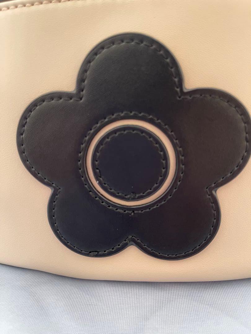 フロントポケットデイジーパッチ ボディバッグ（べージュ）マリー