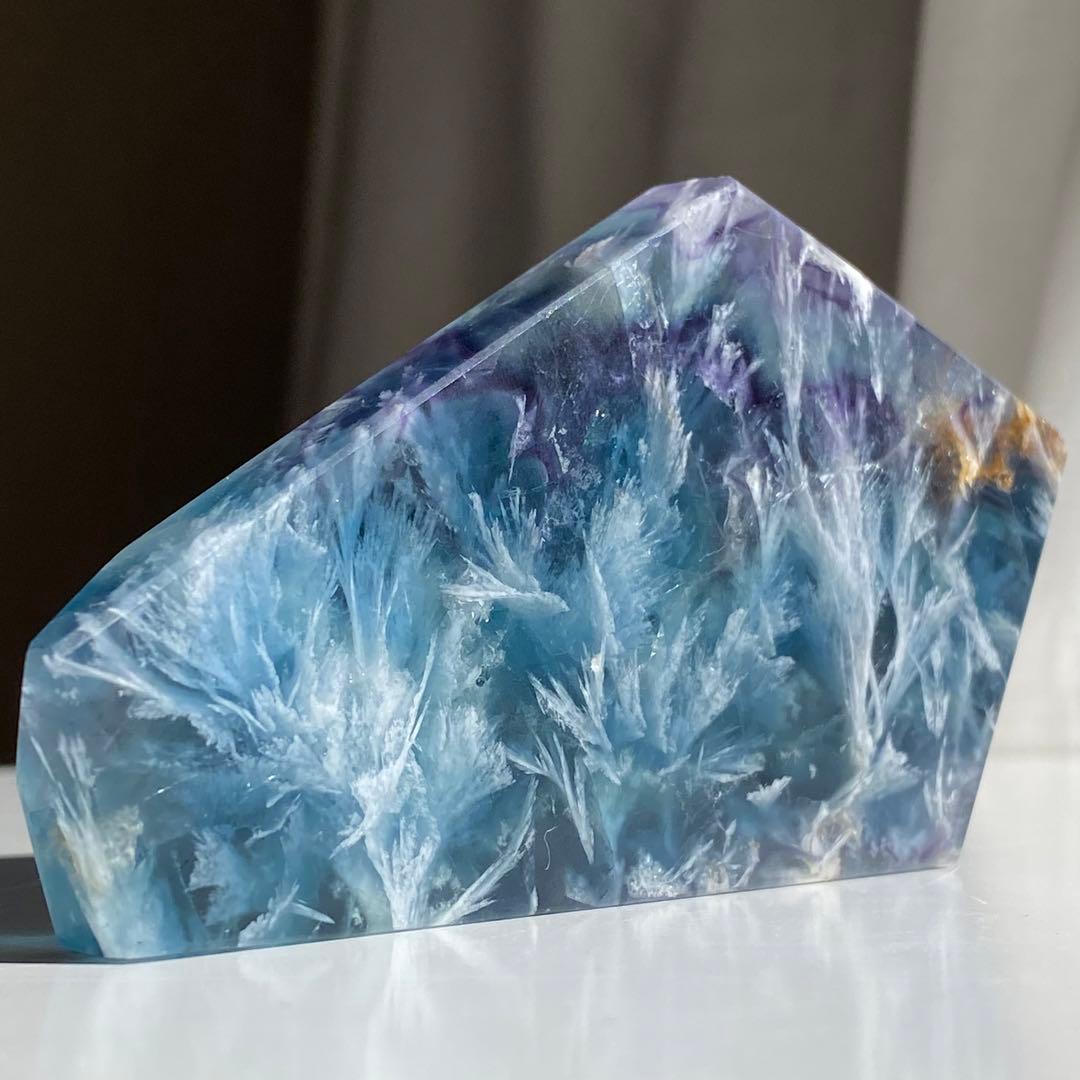 美しい エンジェル フェザー イン フローライト スラブ ブルー