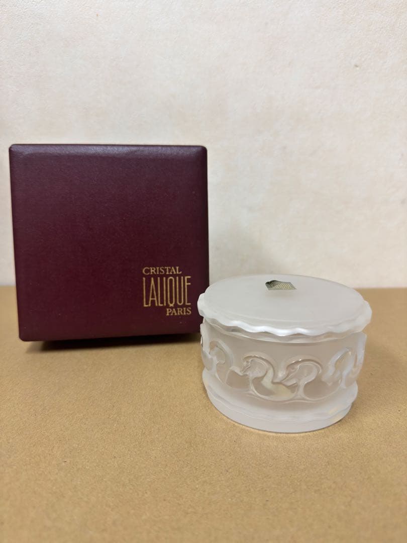 希少 CRISTAL LALIQUE 円形菓子入れ 箱付き Lalique Fleurs De Cerisier Box Burgundy | Tanagra UAE