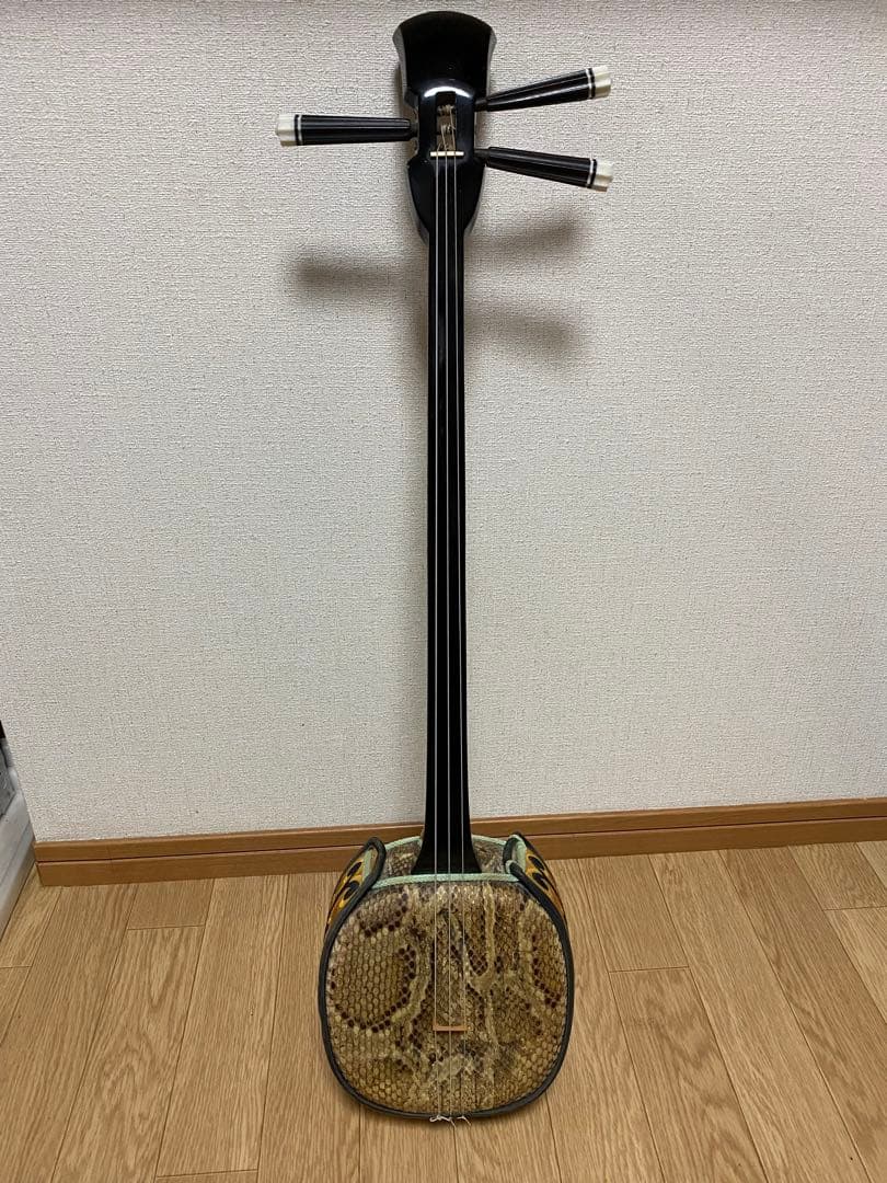 ヘビ皮 三線本体 黒/金/緑 本蛇皮強化張り三線本体のみ – 池武当新垣三線店