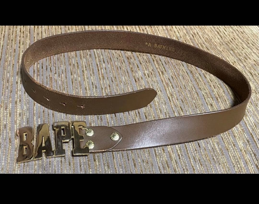 A BATHING APE エイプ BAPEロゴ•バックル レザーベルト A BATHING APE® ロゴ レザーベルト | ブラック | FARFETCH JP