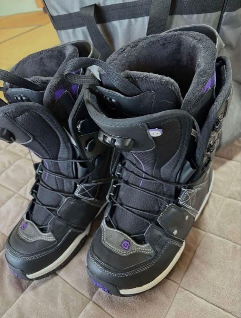 スノーボードブーツです。サイズは 26.0cm になります。