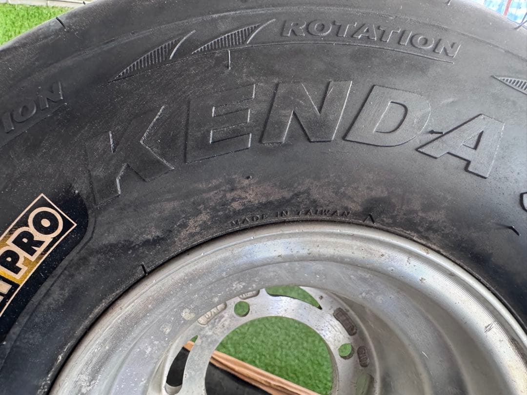 キ*K様 ケンダ SPEEDRACER 18x9.5-8 タイヤホイールセット