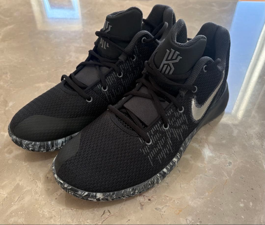 Nike Kyrie ブラック バスケットシューズ 19400994_54056133_322.jpg