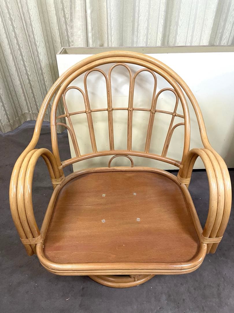 《座面が広い》ラタン 回転椅子　花柄クッション