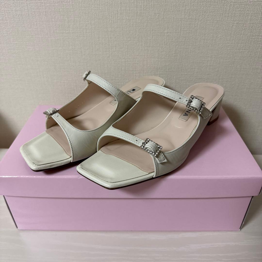 DIANA 繊細なビジューバックルが輝く♪ストリングミュール DIANA 繊細なビジューバックルが輝く♪ストリングミュール - メルカリ