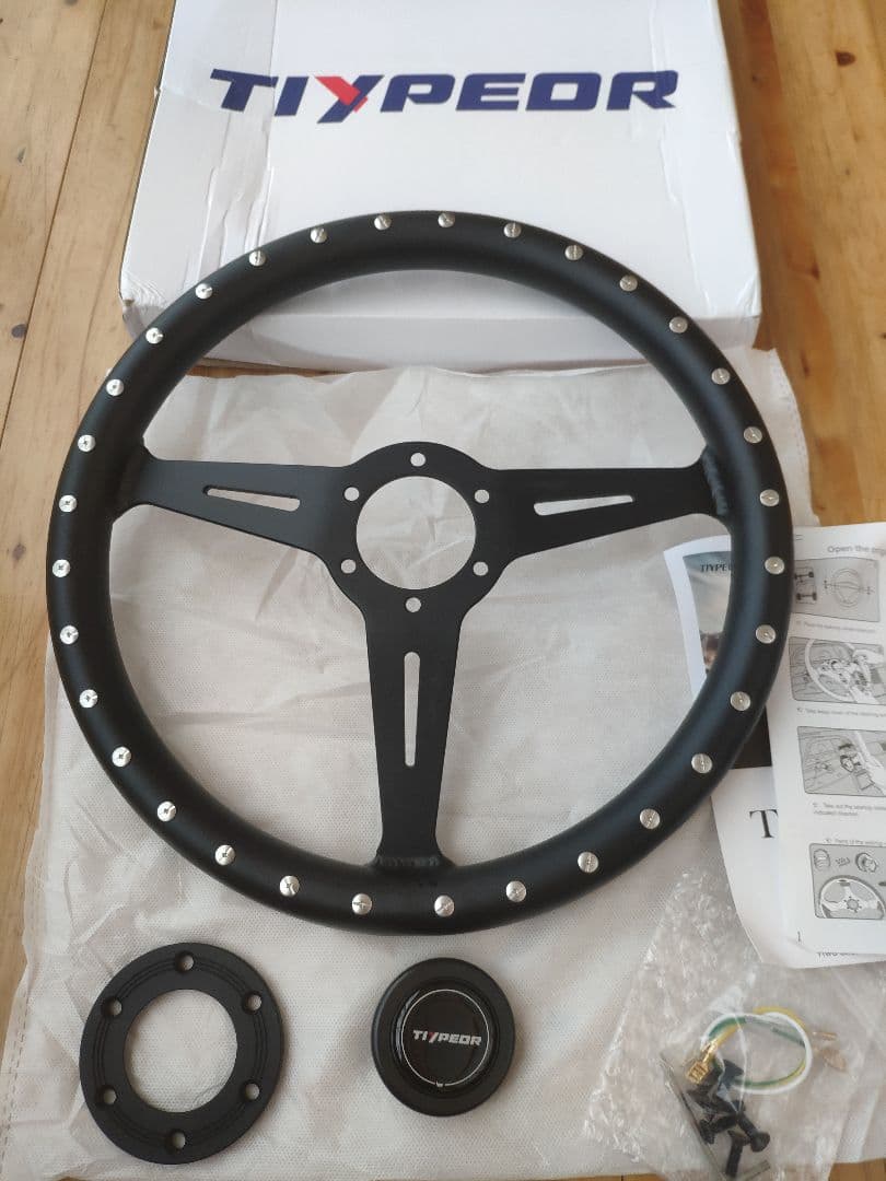 新品・未使用 フルビレット 黒 350mm MOMOピッチ70 リベットSS32