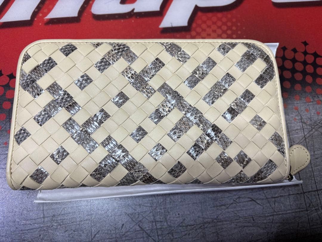 ボッテガヴェネタ イントレチャート ラウンドジップ 長財布 パイソン