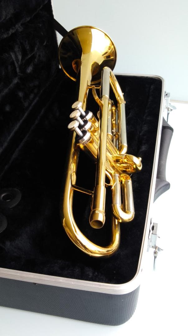 トランペット＆ケース・マウスピース3種類・ミュート2種類・楽譜2冊