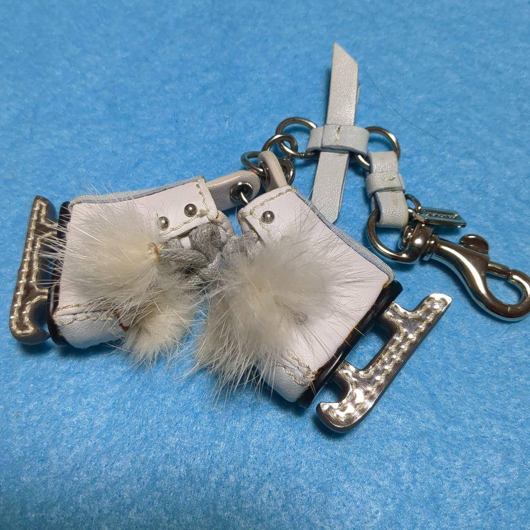 COACH　スケート靴型キーホルダー ホワイト　ファー付き イニシャルスケート靴キーリング - フィギュアスケートのコスチューム