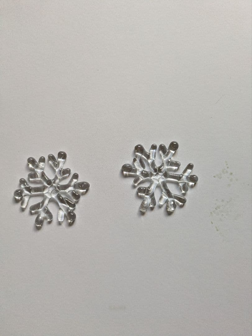 HARU　雪の結晶型チャーム 2個セット 透明と紫 HARU 雪の結晶型チャーム 2個セット 透明と紫 HARU様専用 雪の結晶型