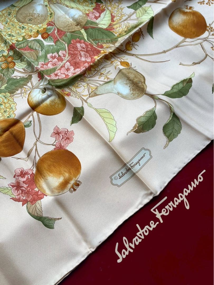 新品未使用】フェラガモ Ferragamo 果実スカーフ 85✖️85センチ