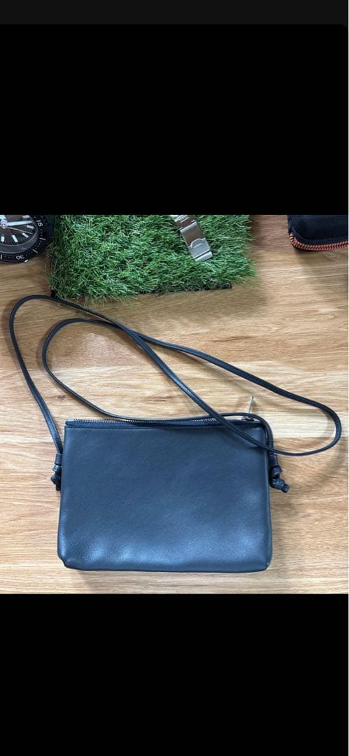 ワイルドスワンズ　 ネイビーのレザーショルダーバッグ WILD SWANS（ワイルドスワンズ）COLLIER（コリアー）ショルダーバッグ