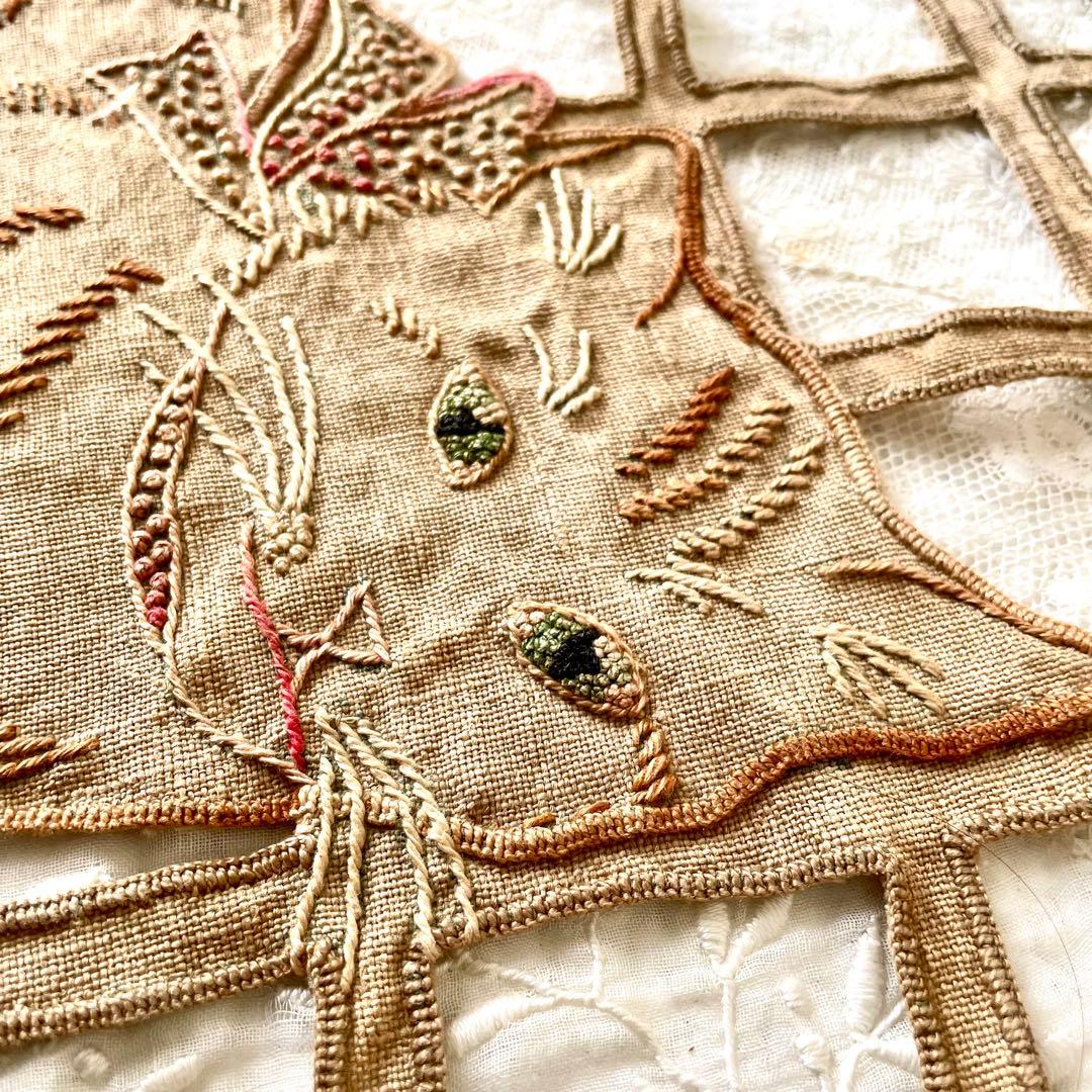 トラ猫の刺繍飾り生地 ナップ ファブリック フランスアンティーク ねこ