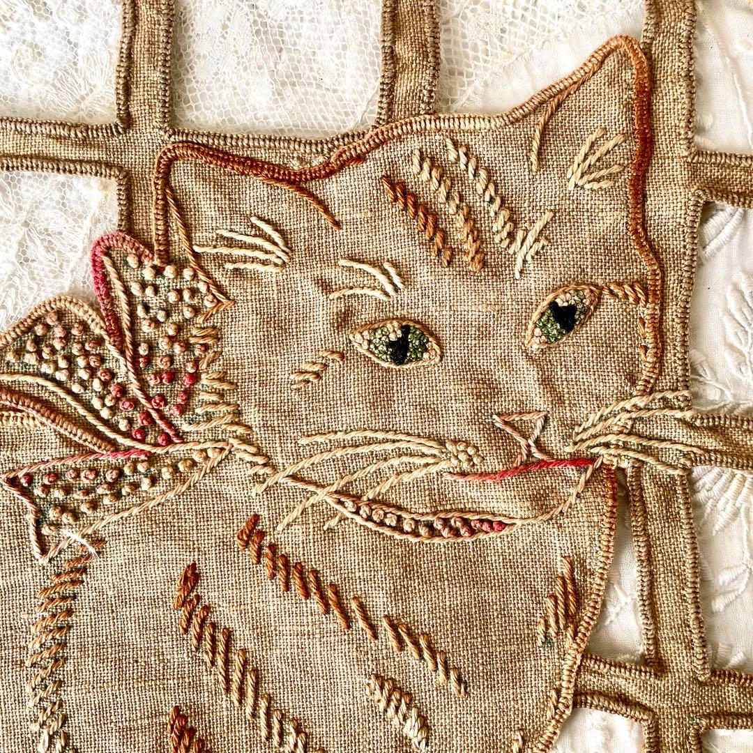 トラ猫の刺繍飾り生地 ナップ ファブリック フランスアンティーク ねこ