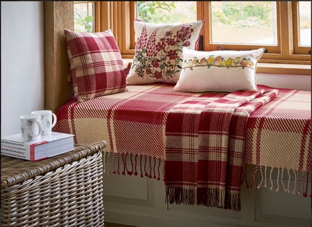 イギリス直輸入；ローラアシュレイ UK製ウールクッション 中身フェザー