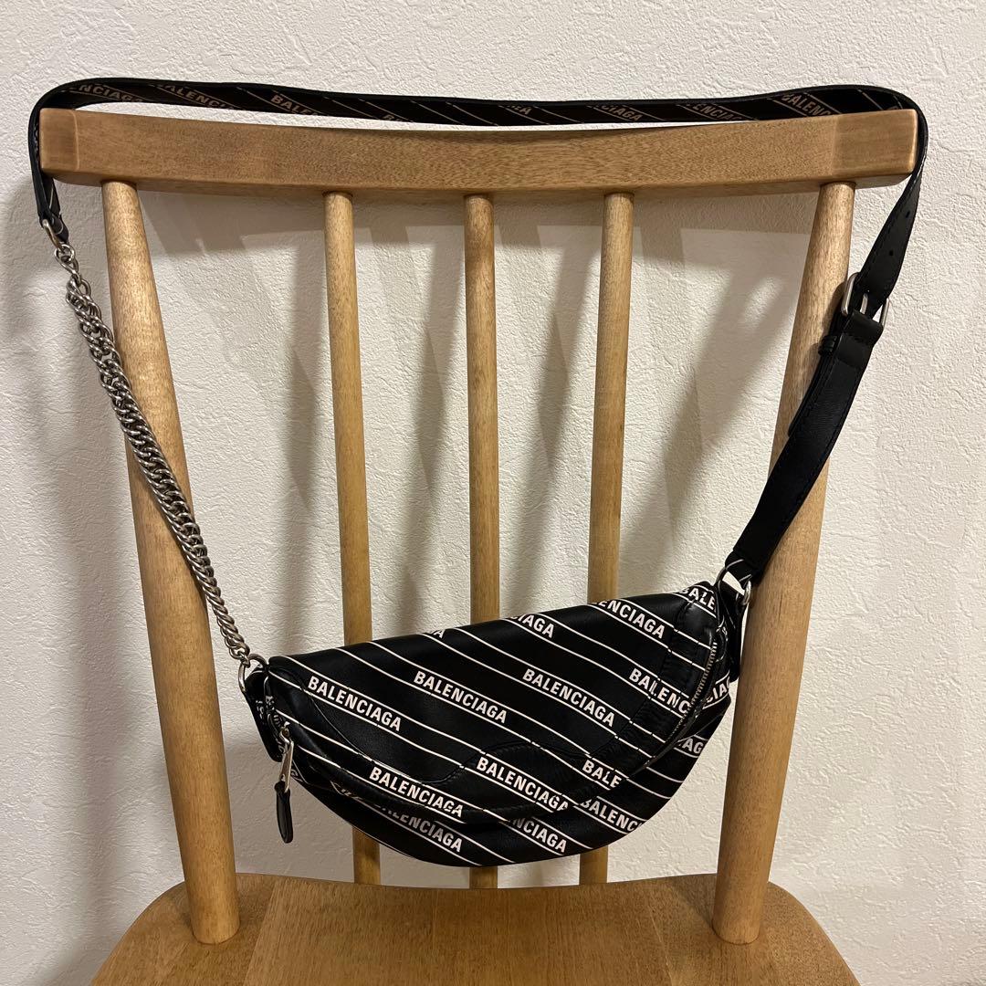 BALENCIAGA ボディバッグ ブラック ストライプ BALENCIAGA ボディバッグ ブラック ストライプ BALENCIAGA