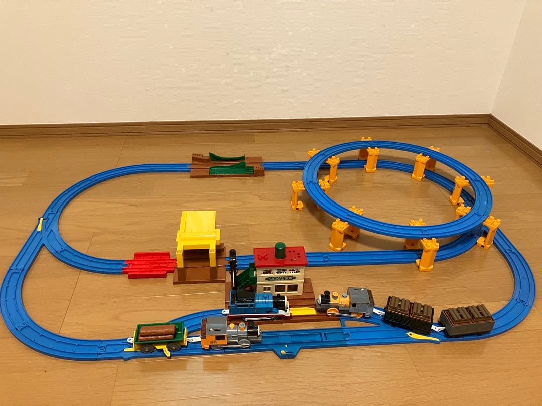 プラレール トーマス&バッシュの丸太つみおろしセットとプラレール ダッシュ プラレール トーマス&バッシュの丸太つみおろしセットとプラレール