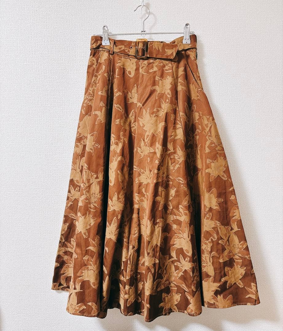 《彼女が犯人だと疑っている》ジャケット　スカート　セットアップ　TNEWTIES