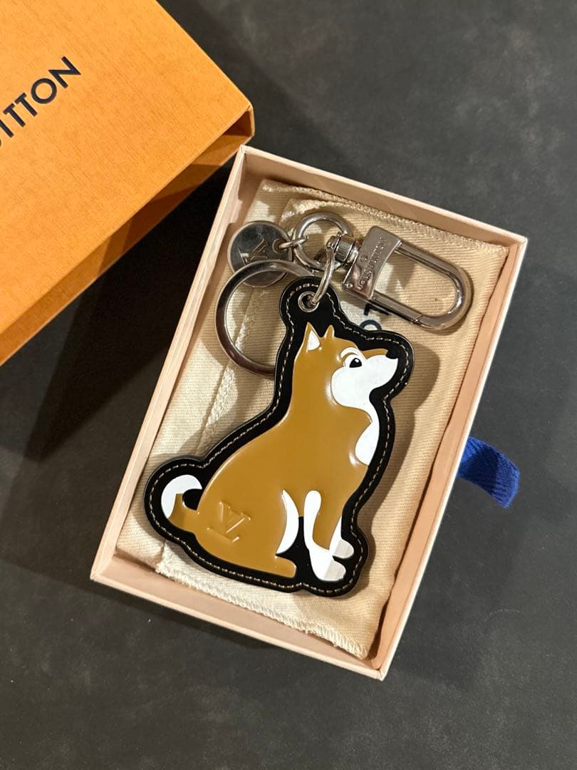 LOUIS VUITTON 柴犬 キーホルダー - メルカリ