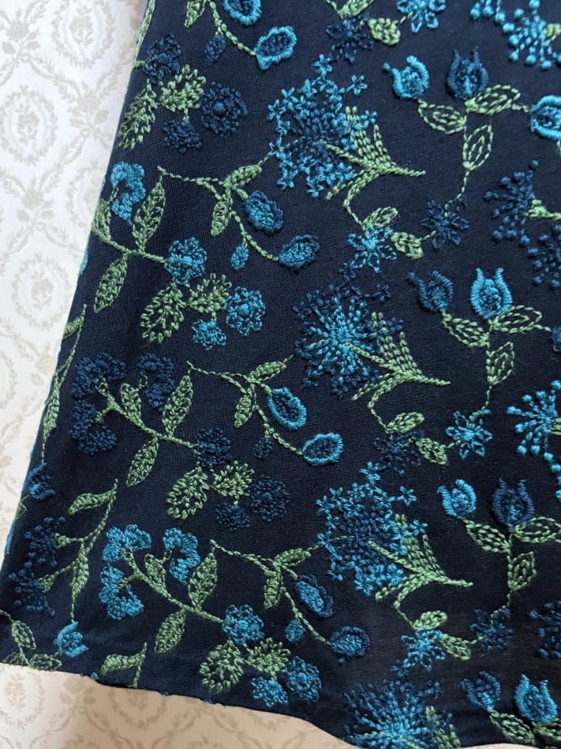 シビラ ウエストリボン花柄刺繍ワンピース ネイビー×ブルー×グリーン