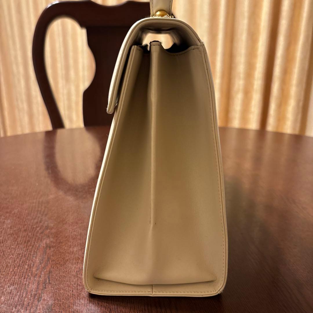 フェラガモ ガンチーニ トップハンドル 白 ショルダー付属 - メルカリ